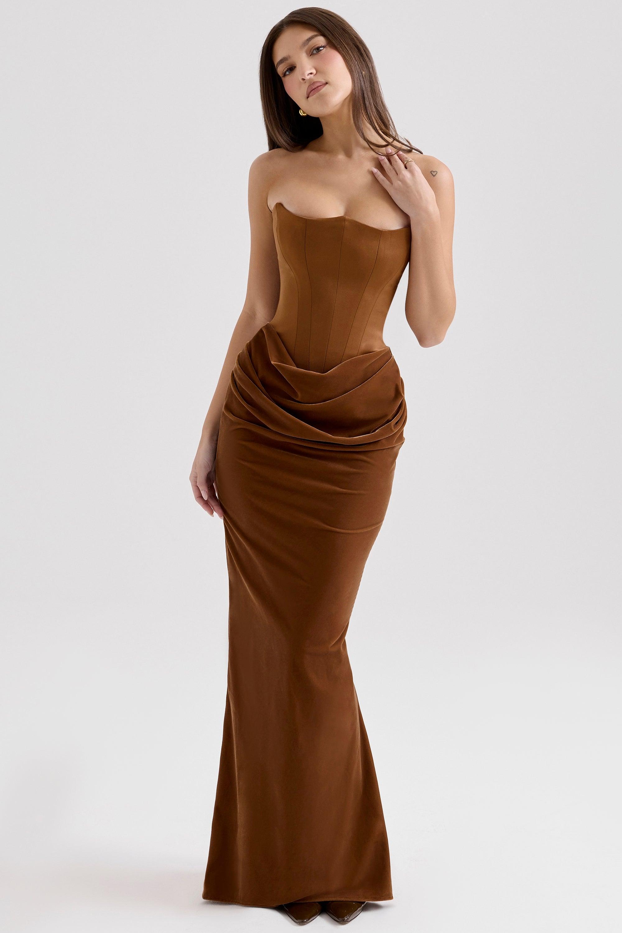 Vestido Longo Amélie disponível nas cores marrom, vermelho, rosa, preto e branco, com corset estruturado e saia de veludo fluída, ideal para eventos sofisticados. Majestique.3