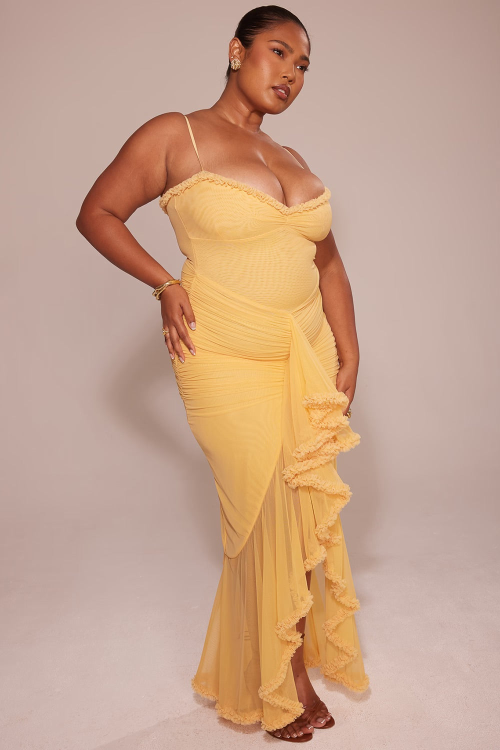 Vestido Longo Kylie plus size amarelo com babado frontal, decote coração e cauda fluida da Majestique