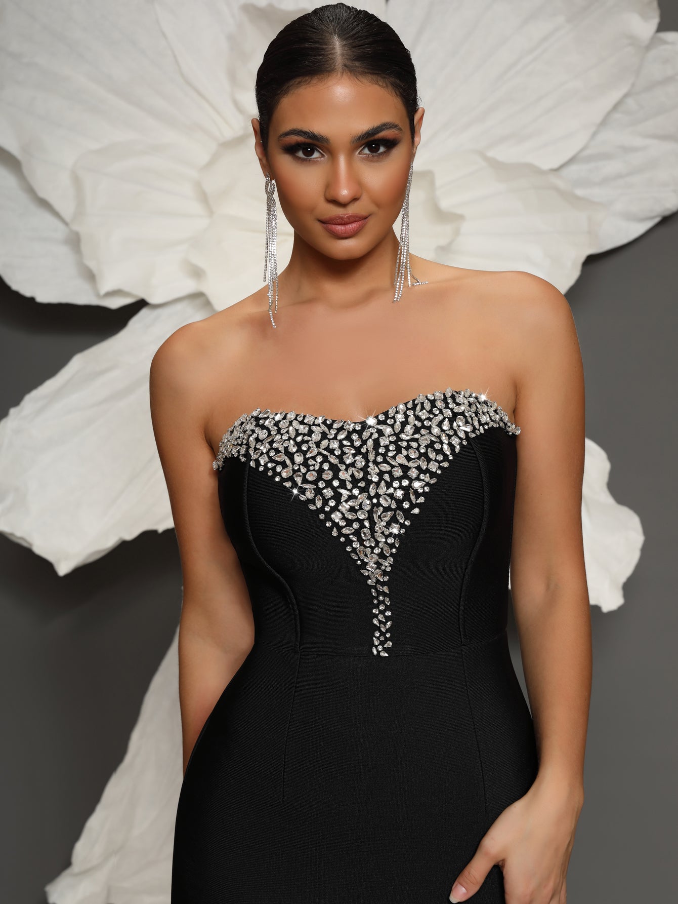 Vestido longo preto com pedrarias brilhantes e busto tomara que caia