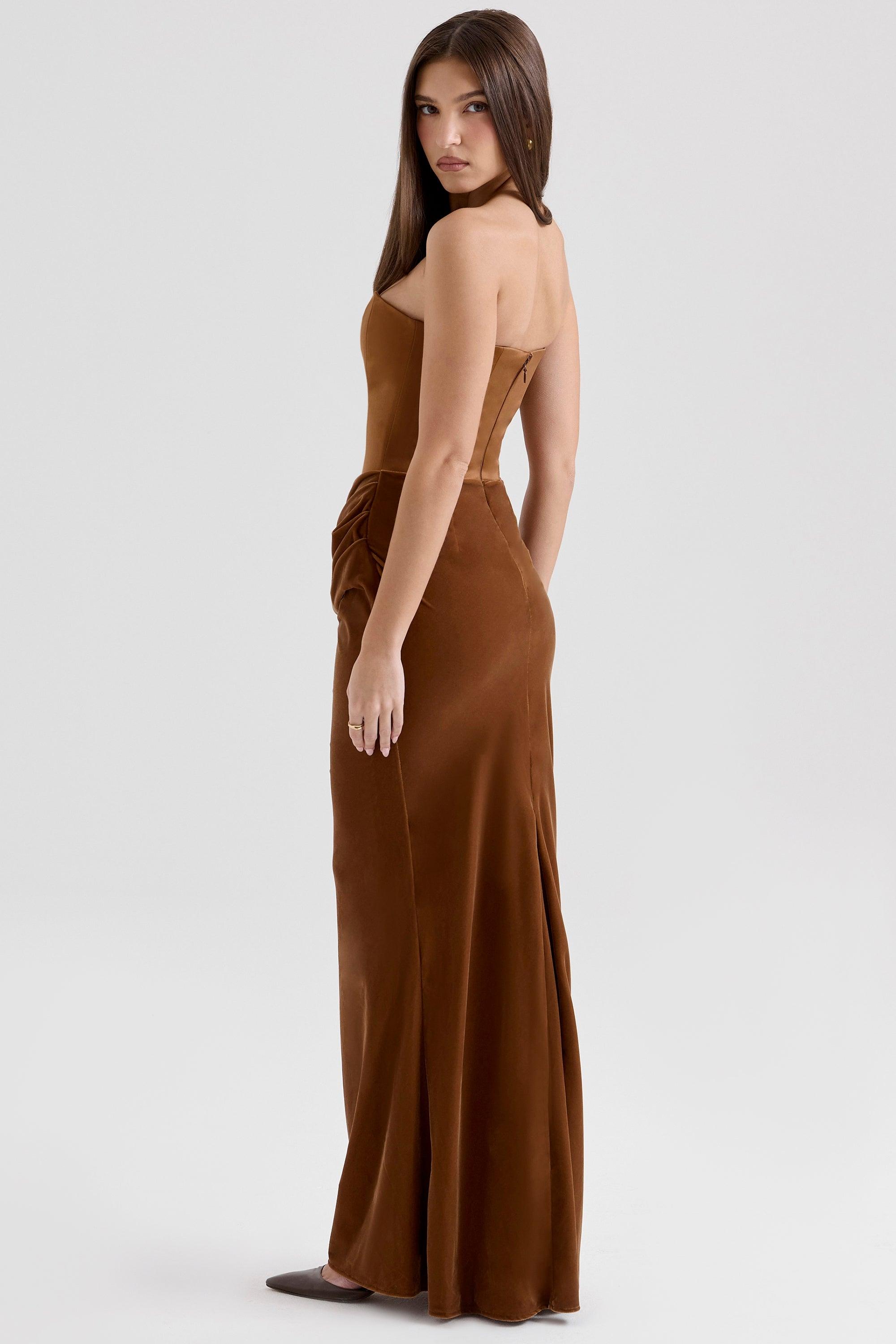 Vestido Longo Amélie disponível nas cores marrom, vermelho, rosa, preto e branco, com corset estruturado e saia de veludo fluída, ideal para eventos sofisticados. Majestique.4