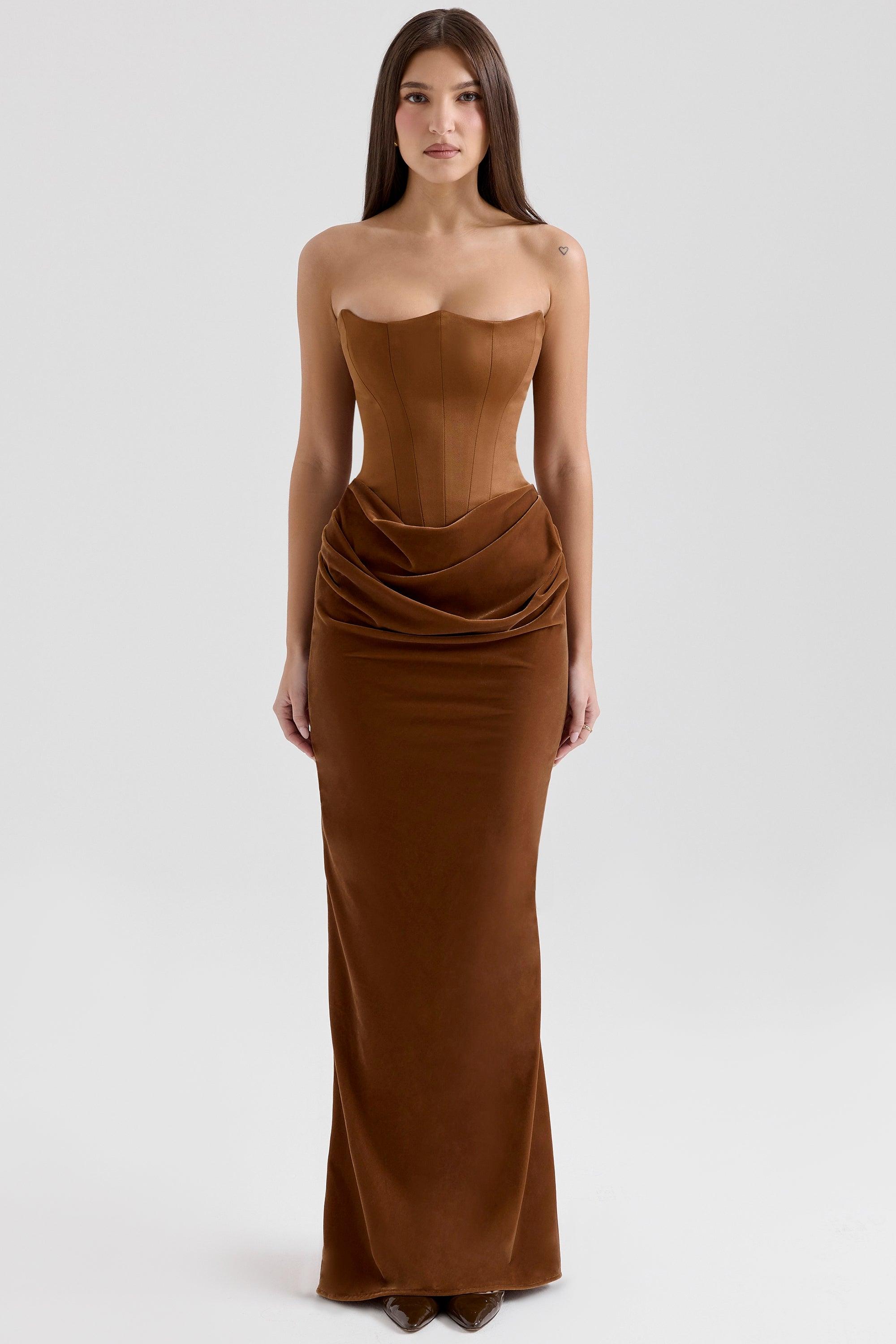 Vestido Longo Amélie disponível nas cores marrom, vermelho, rosa, preto e branco, com corset estruturado e saia de veludo fluída, ideal para eventos sofisticados. Majestique.2