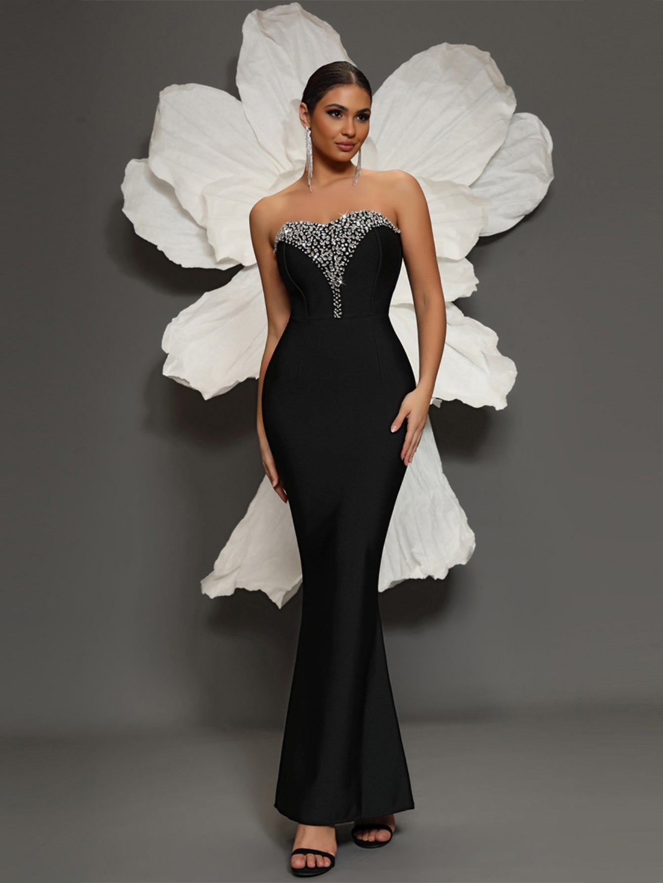 Vestido longo preto com pedrarias brilhantes e busto tomara que caia