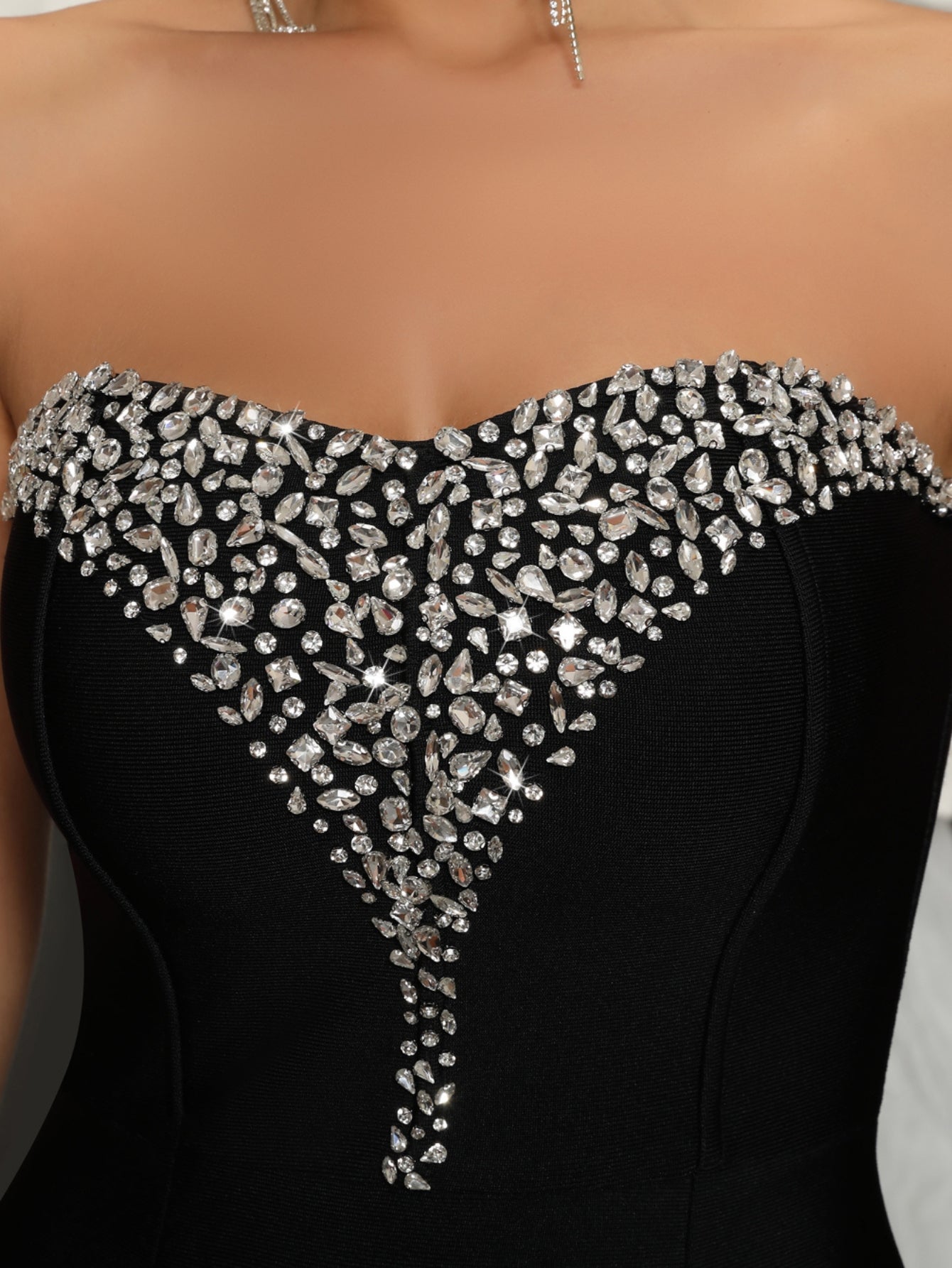 Vestido longo preto com pedrarias brilhantes e busto tomara que caia