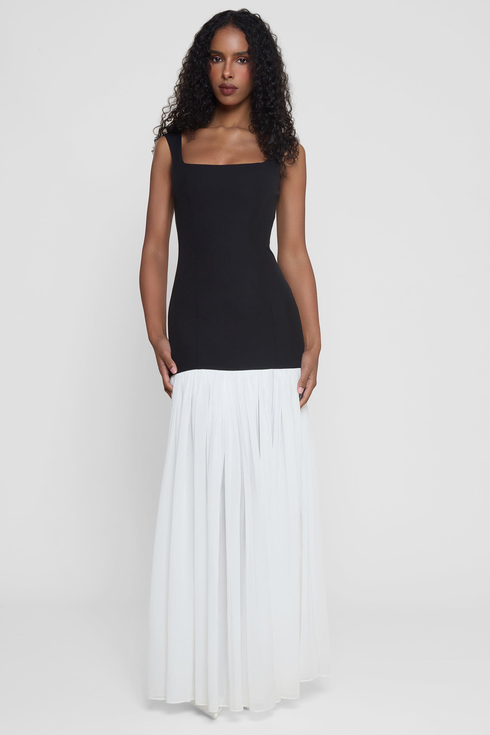 Vestido Longo Celestine com modelagem ajustada e saia em chiffon drapeado, ideal para eventos sofisticados. Majestique.1