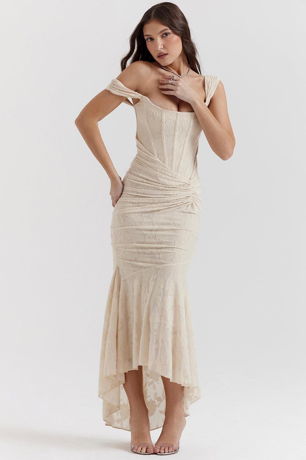 Vestido Longo Eveline em jersey burnout texturizado com corset estruturado e drapeado na cintura, ideal para eventos sofisticados. Majestique. bege2