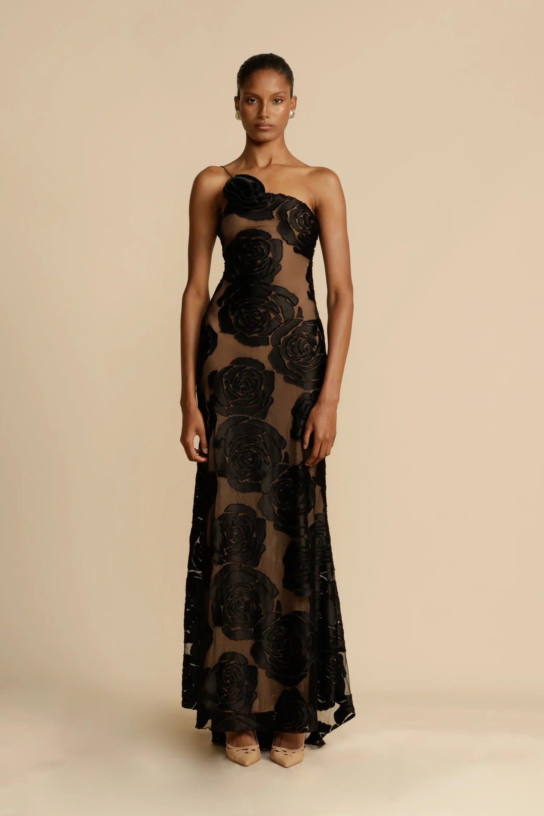 Vestido Longo Florence em Jacquard Floral Semi Sheer com decote assimétrico, corset estruturado e cauda longa, perfeito para eventos sofisticados Majestique.