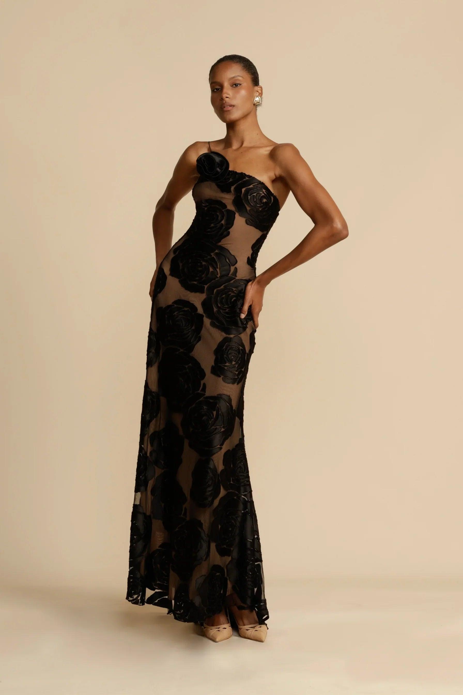 Vestido Longo Florence em Jacquard Floral Semi Sheer com decote assimétrico, corset estruturado e cauda longa, perfeito para eventos sofisticados Majestique.3