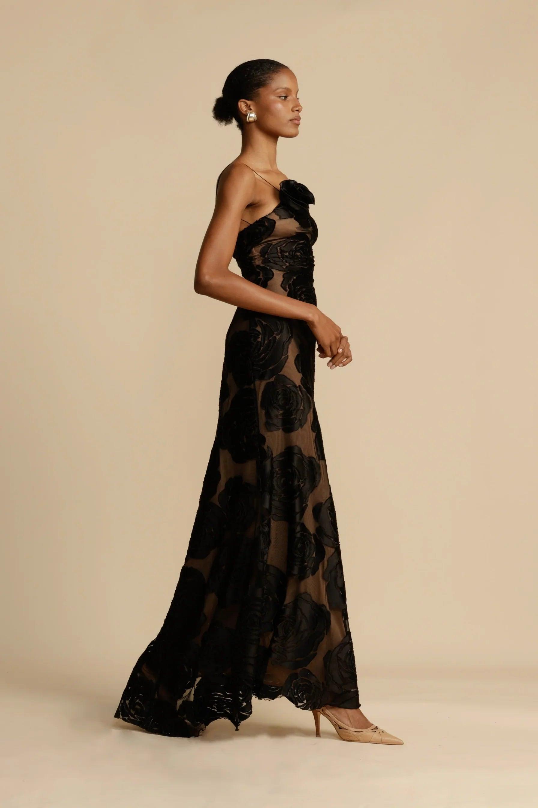 Vestido Longo Florence em Jacquard Floral Semi Sheer com decote assimétrico, corset estruturado e cauda longa, perfeito para eventos sofisticados Majestique.4