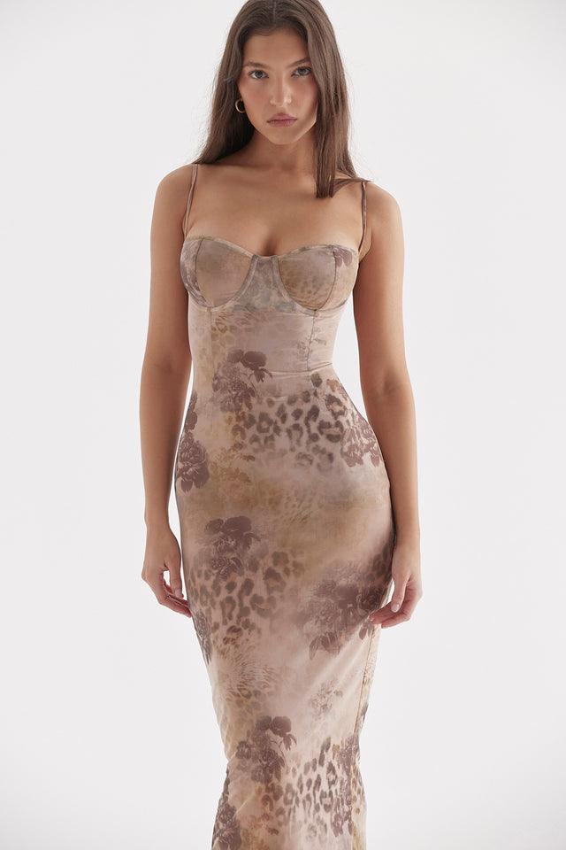 Vestido Midi Alora em mesh elástico com laço ajustável nas costas e forro acetinado, ideal para eventos sofisticados. Majestique.