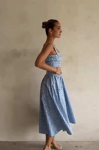 Vestido Midi Colette em xadrez gingham com corpete ajustado e detalhes de fita entrelaçada. Sofisticação e charme para eventos ao ar livre. Compre agora.2