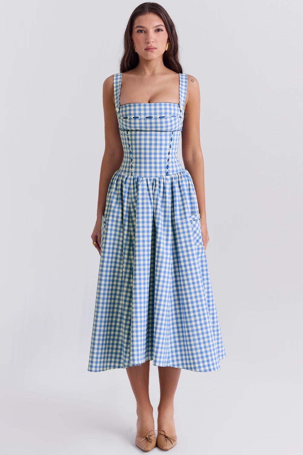 Vestido Midi Colette em xadrez gingham com corpete ajustado e detalhes de fita entrelaçada, ideal para eventos sofisticados. Majestique.