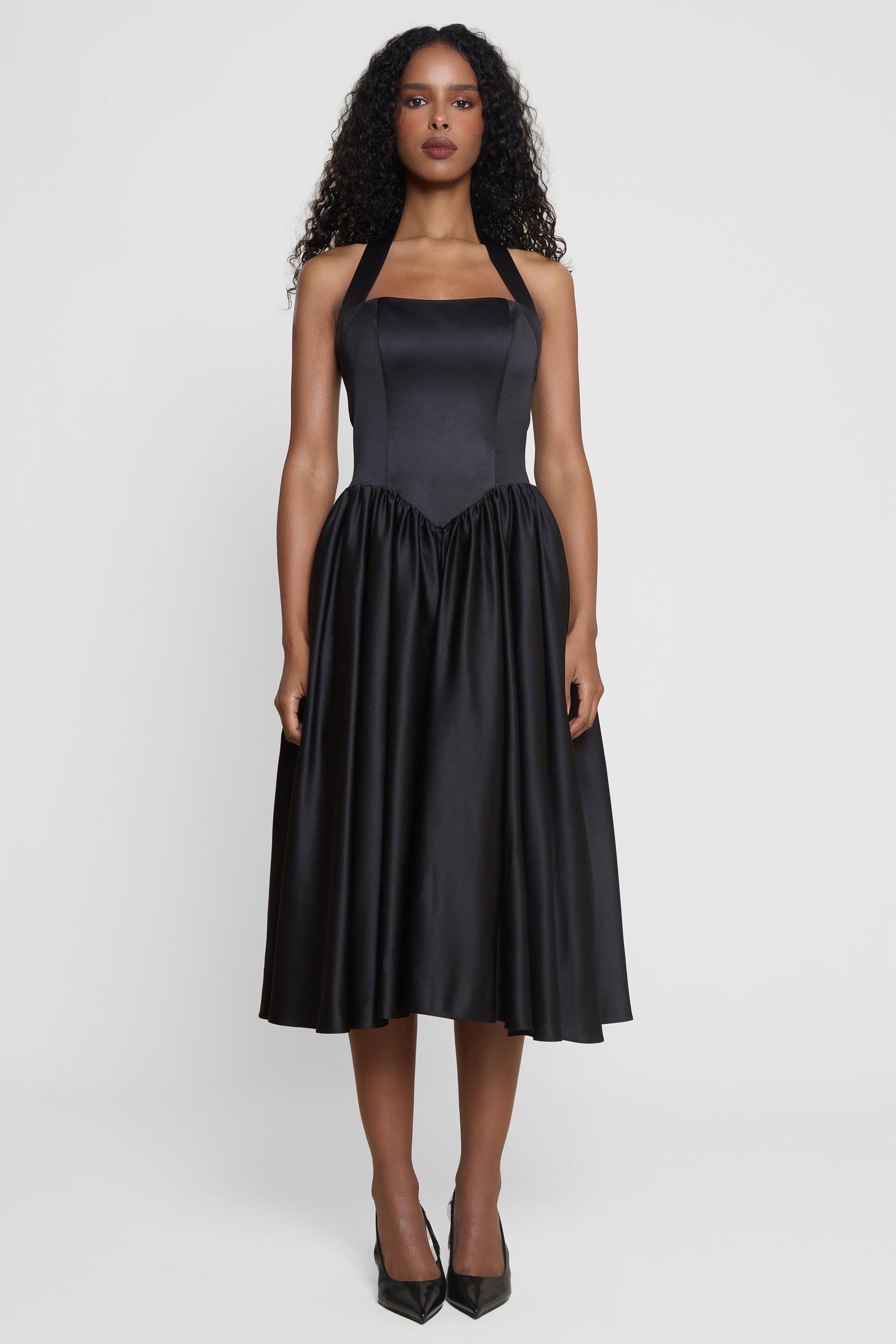 Vestido Midi Opal em cetim preto premium com corset estruturado e decote halterneck, ideal para eventos sofisticados. Majestique.