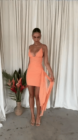 Vestido Mini Selene em mesh elástico com decote profundo e painel drapeado lateral, ideal para eventos sofisticados. Majestique.1