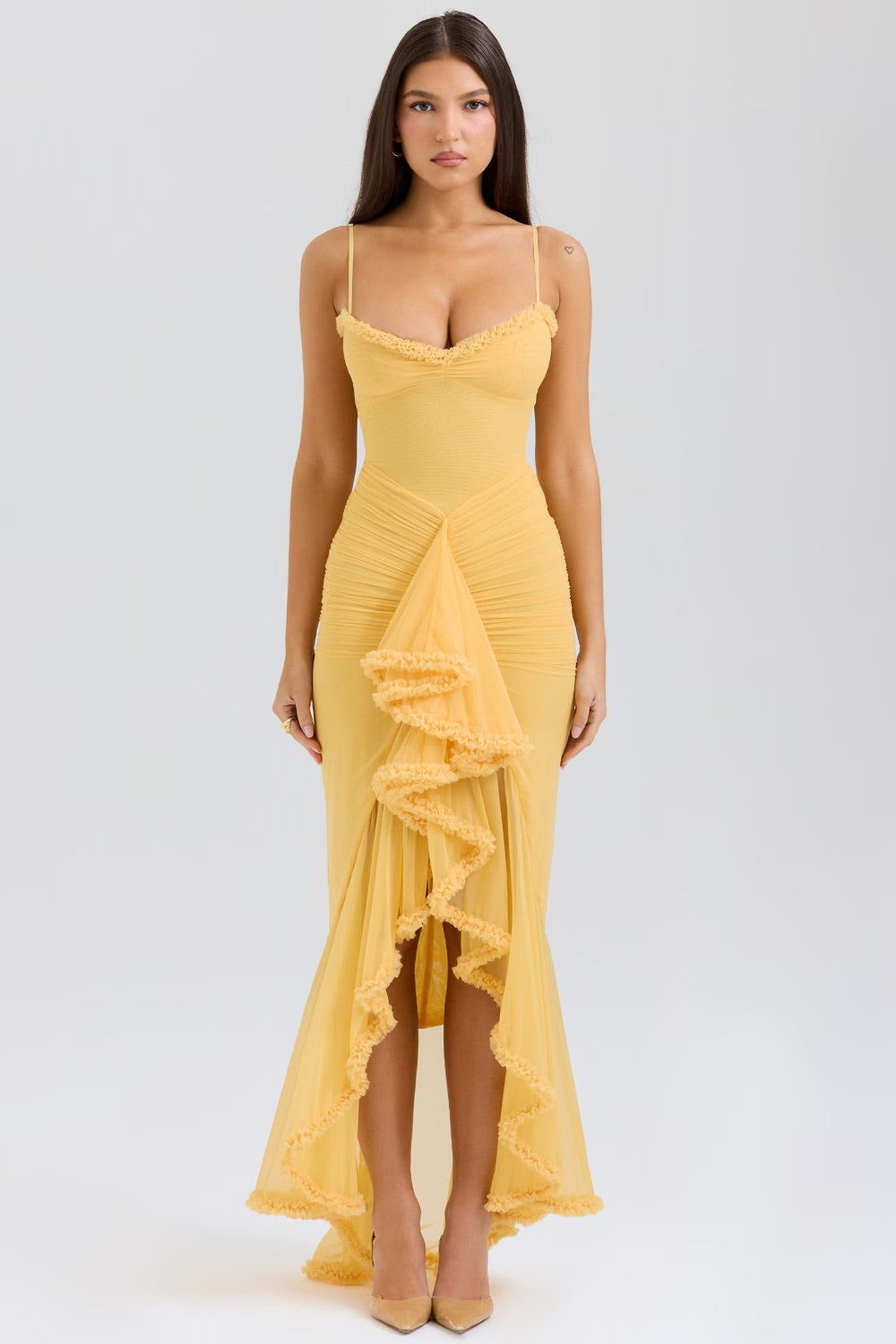 Vestido Longo Kylie amarelo com babado frontal, decote coração e cauda fluida da Majestique