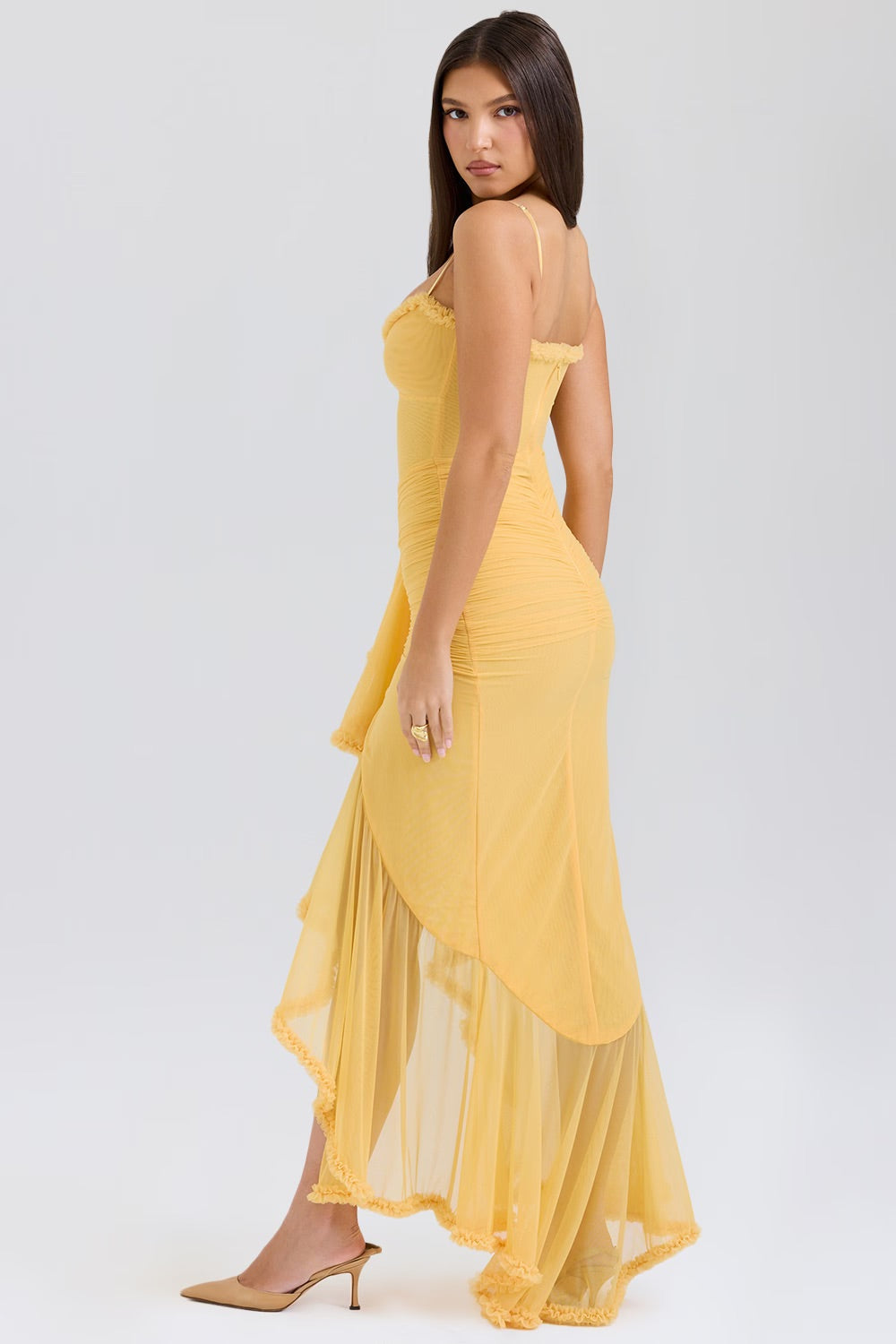 Vestido Longo Kylie amarelo com babado frontal, decote coração e cauda fluida da Majestique