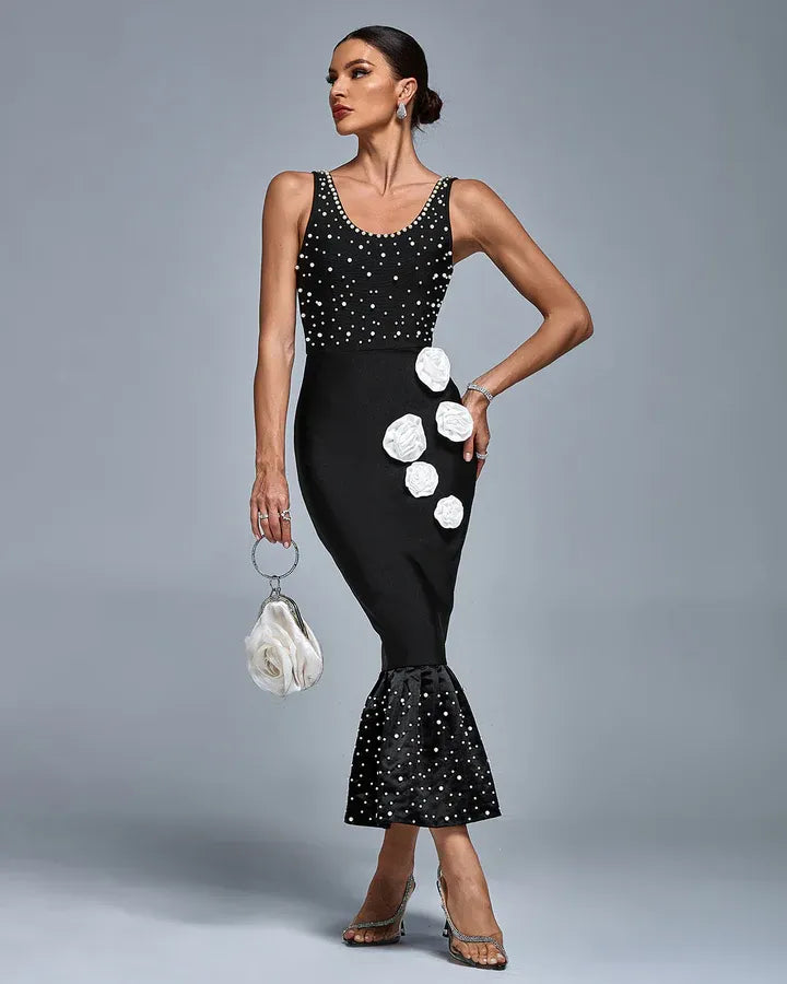 Vestido midi preto com flores brancas, bordado de pérolas e barra estruturada