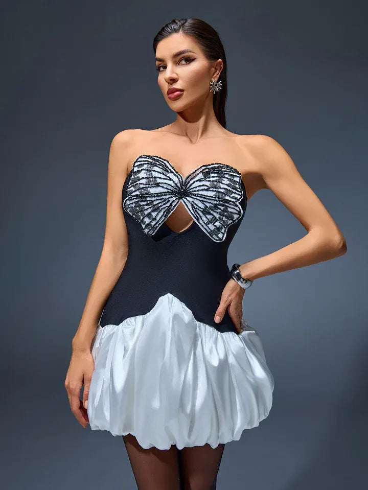 Vestido curto estruturado preto e branco com laço bordado em paetês