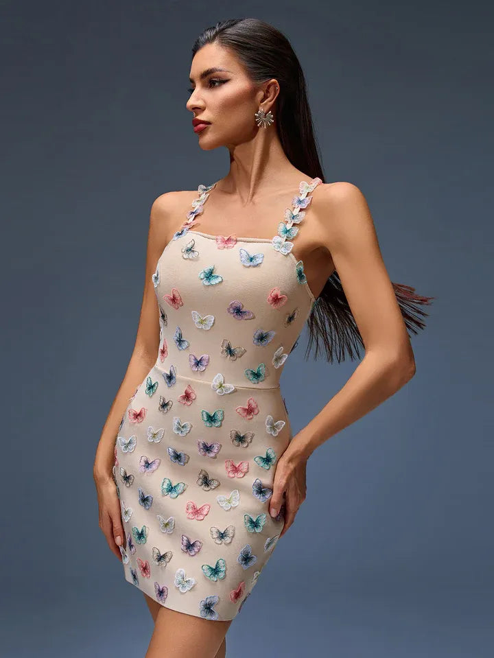 Vestido curto nude com borboletas bordadas e alças aplicadas