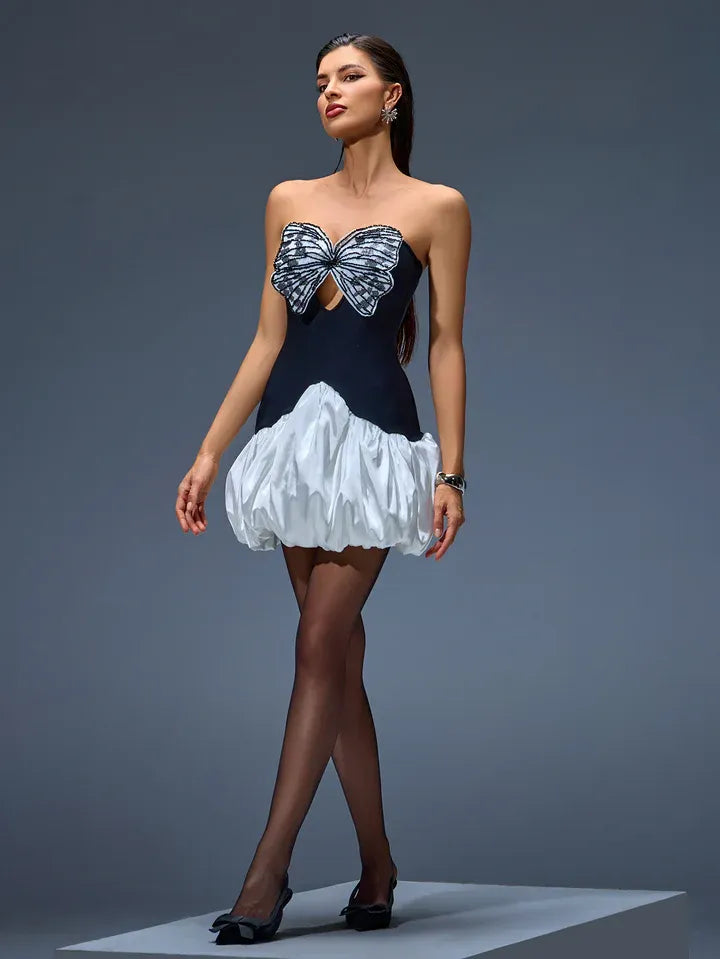 Vestido curto estruturado preto e branco com laço bordado em paetês