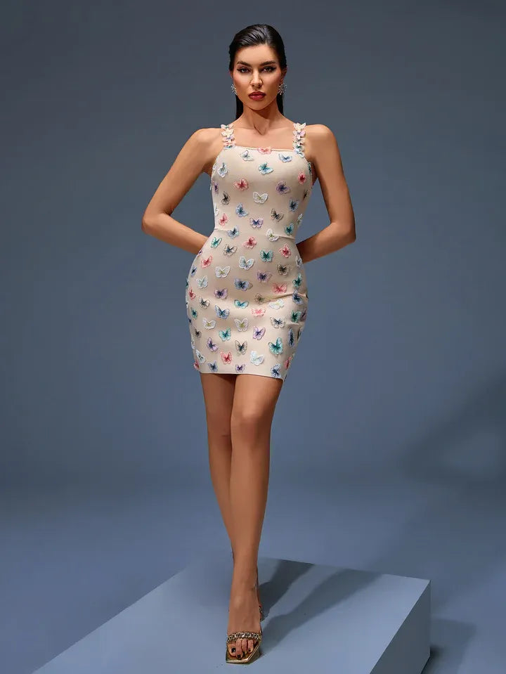 Vestido curto nude com borboletas bordadas e alças aplicadas