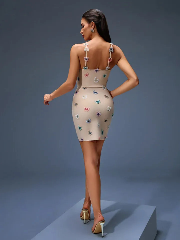 Vestido curto nude com borboletas bordadas e alças aplicadas