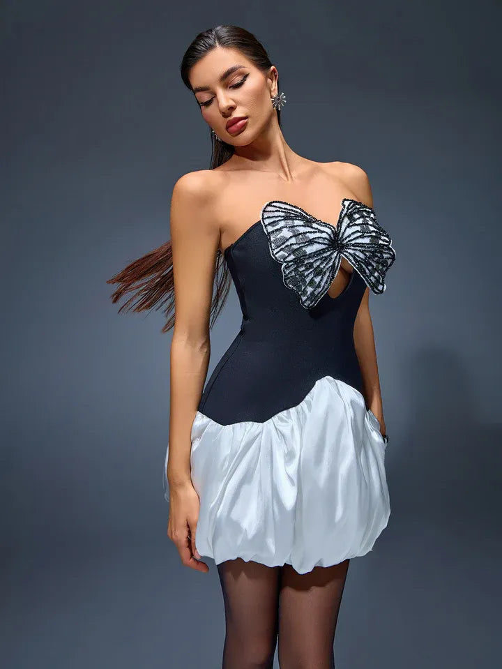 Vestido curto estruturado preto e branco com laço bordado em paetês