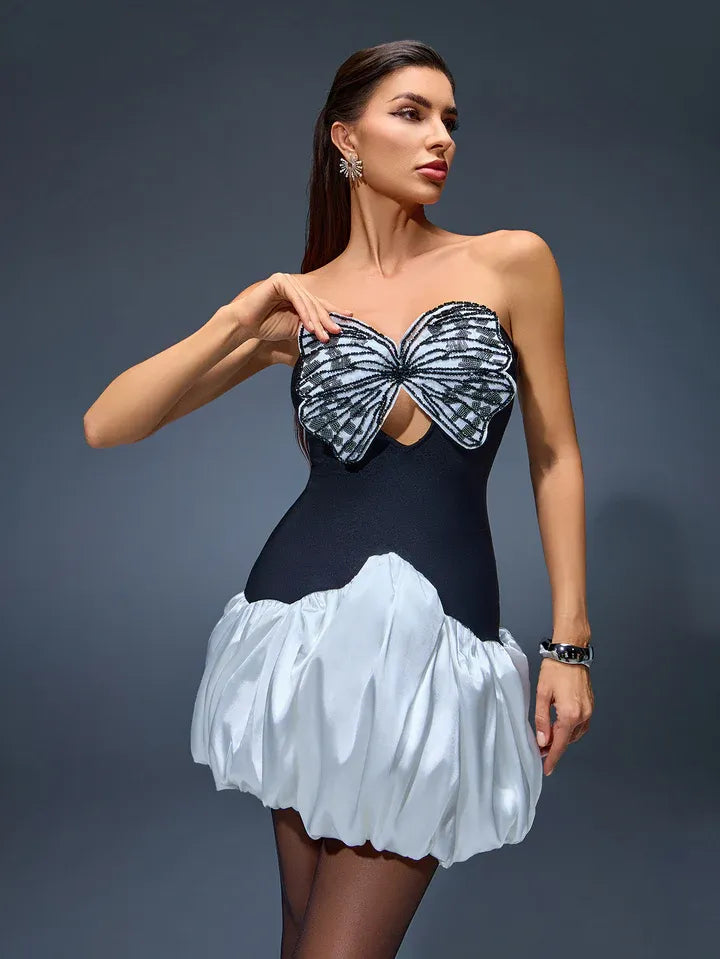 Vestido curto estruturado preto e branco com laço bordado em paetês