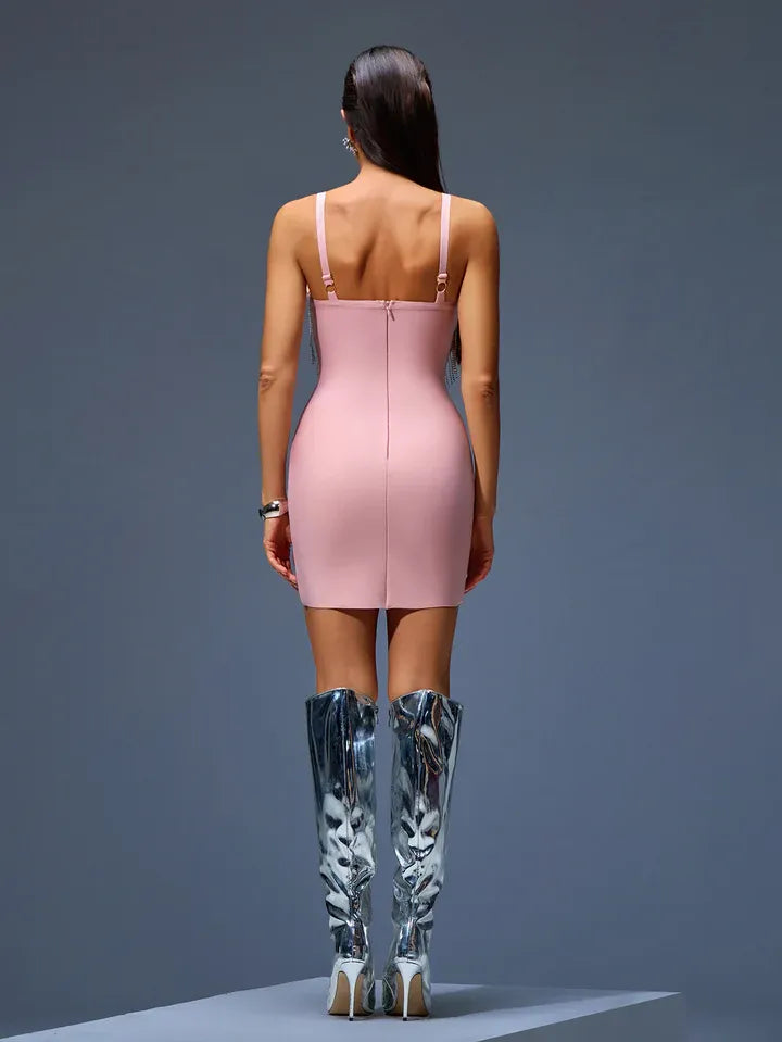 Vestido curto rosa com franjas e pedrarias
