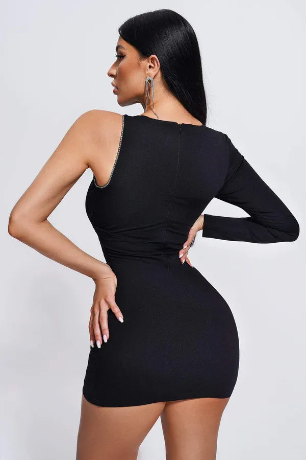 Vestido curto preto com um ombro só, recorte no busto e cristais aplicados