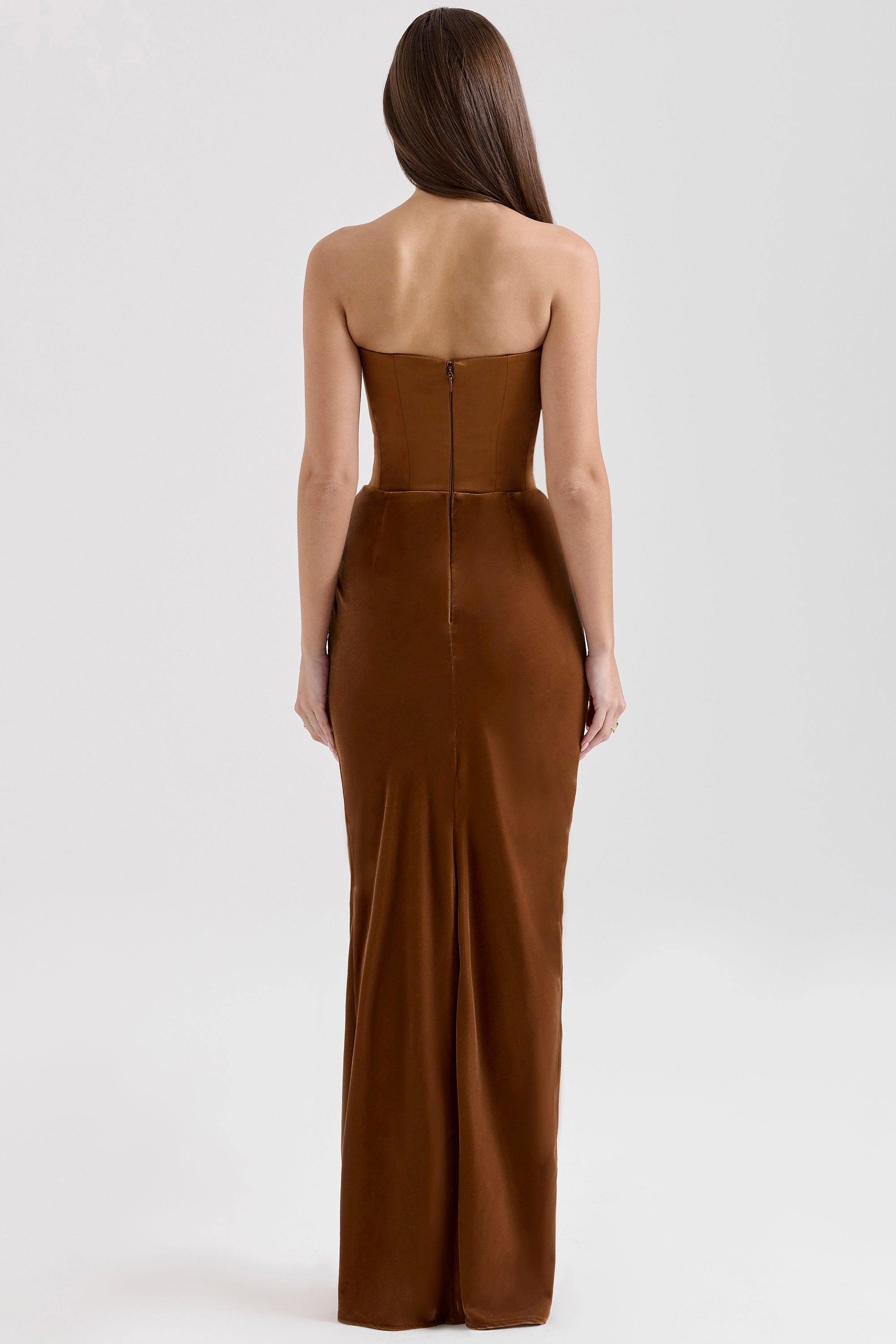 Vestido Longo Amélie disponível nas cores marrom, vermelho, rosa, preto e branco, com corset estruturado e saia de veludo fluída, ideal para eventos sofisticados. Majestique.