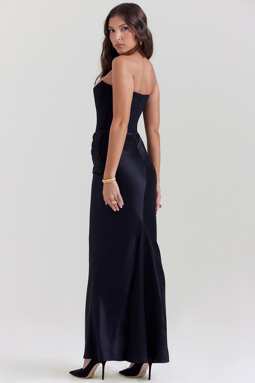 Vestido Longo Amélie disponível nas cores marrom, vermelho, rosa, preto e branco, com corset estruturado e saia de veludo fluída, ideal para eventos sofisticados. Majestique.28
