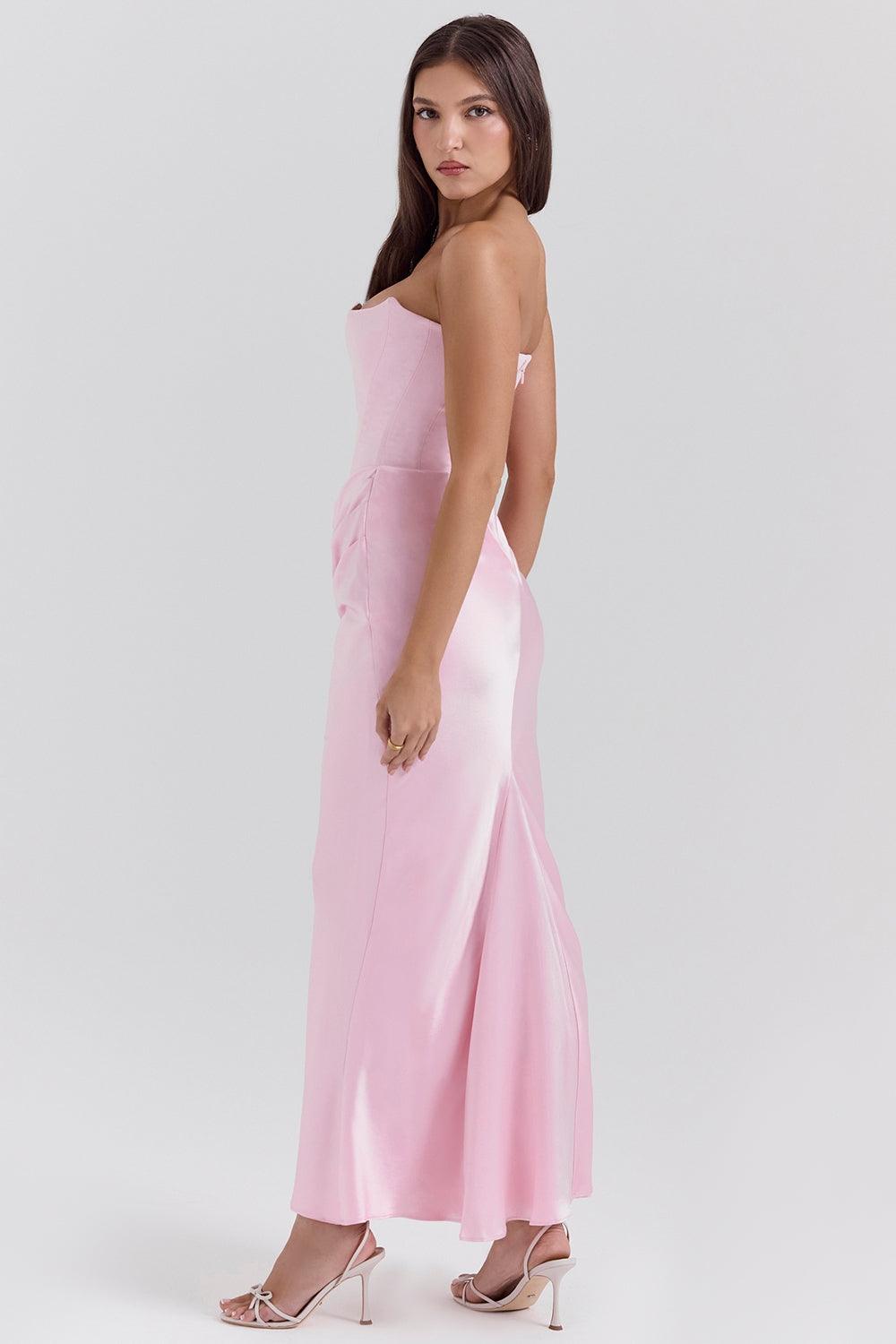 Vestido Longo Amélie disponível nas cores marrom, vermelho, rosa, preto e branco, com corset estruturado e saia de veludo fluída, ideal para eventos sofisticados. Majestique.23