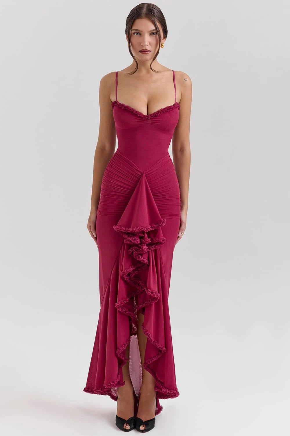 Vestido Longo vinho Kylie com babado frontal, decote coração e cauda fluida da Majestique