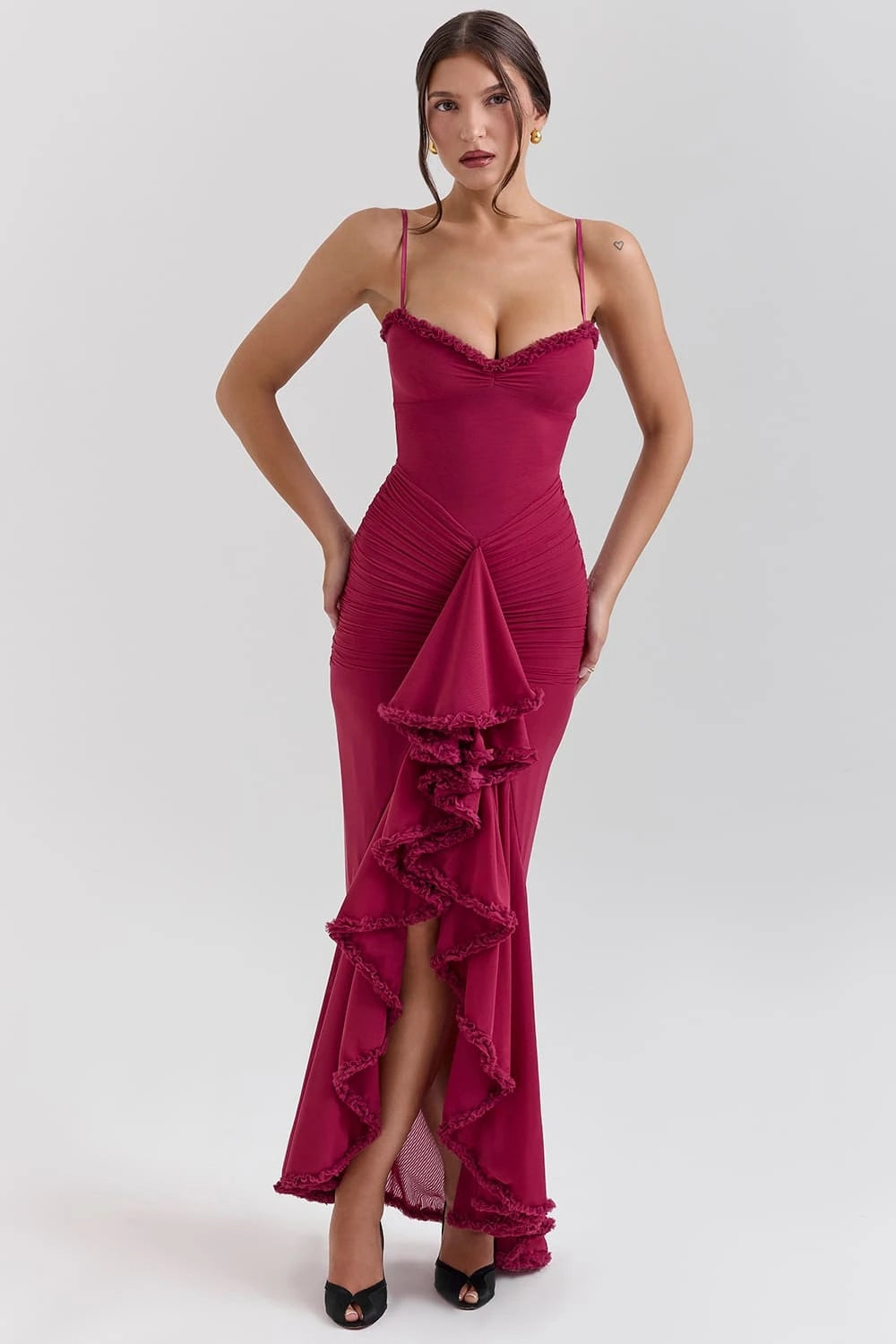 Vestido Longo vinho Kylie com babado frontal, decote coração e cauda fluida da Majestique