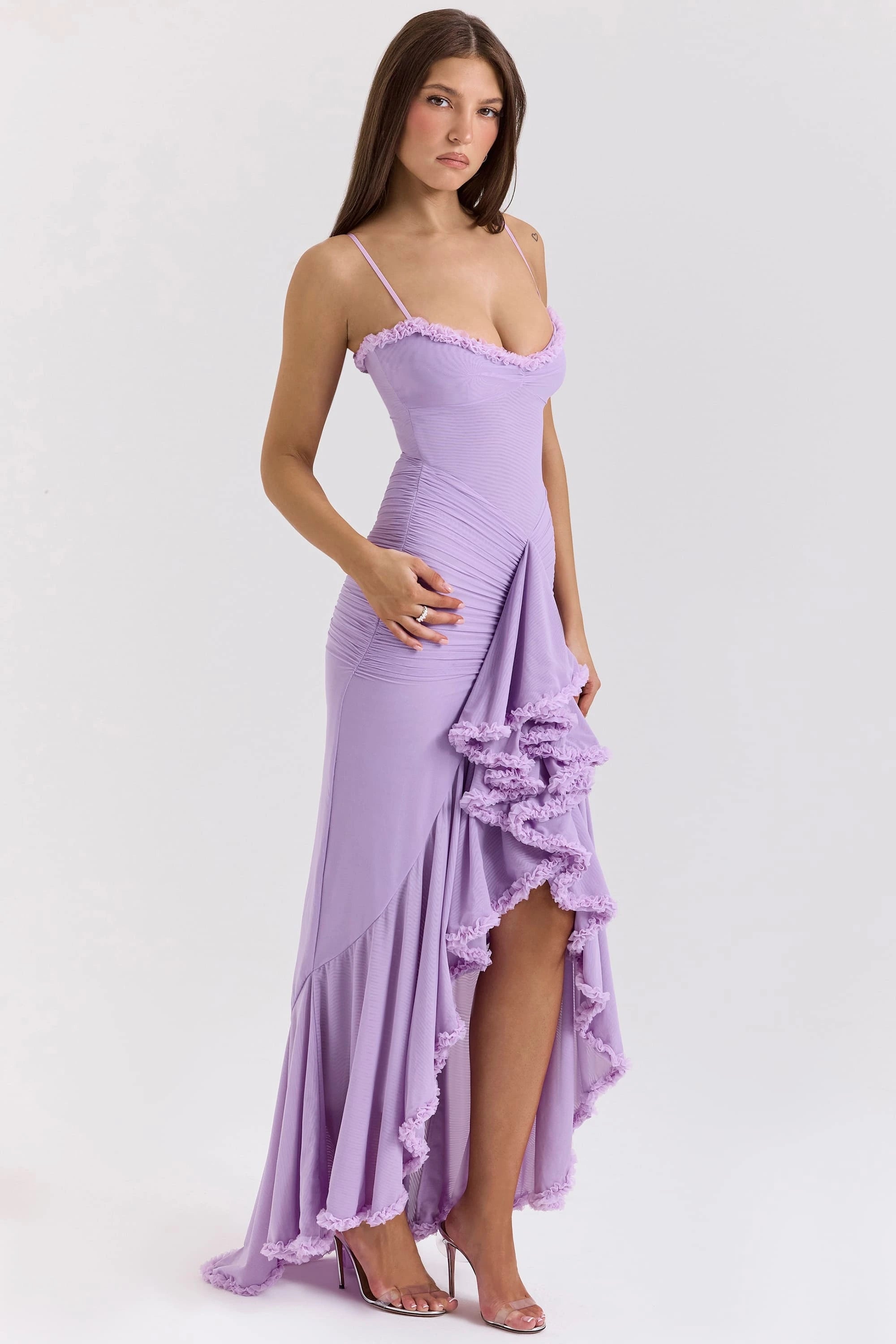 Vestido Longo roxo Kylie com babado frontal, decote coração e cauda fluida da Majestique