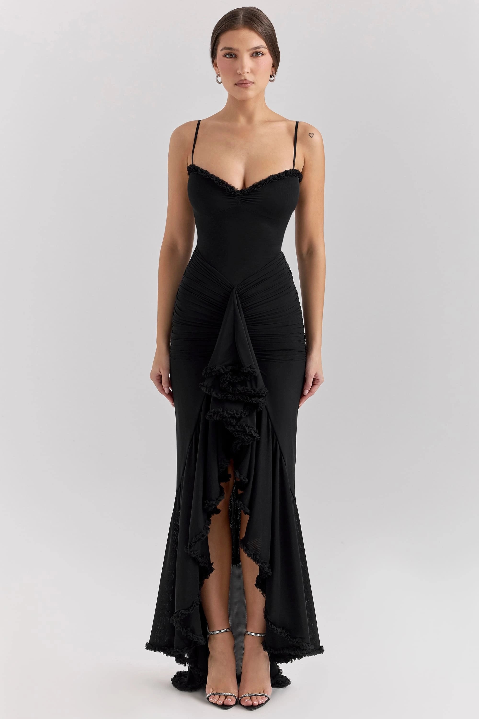 Vestido Longo preto Kylie com babado frontal, decote coração e cauda fluida da Majestique