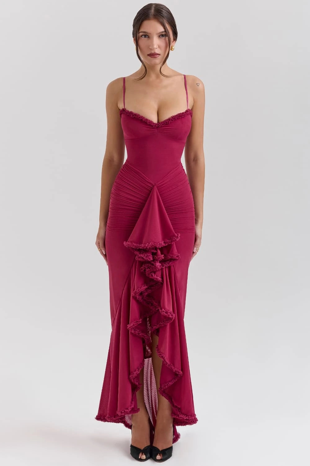 Vestido Longo vinho Kylie com babado frontal, decote coração e cauda fluida da Majestique