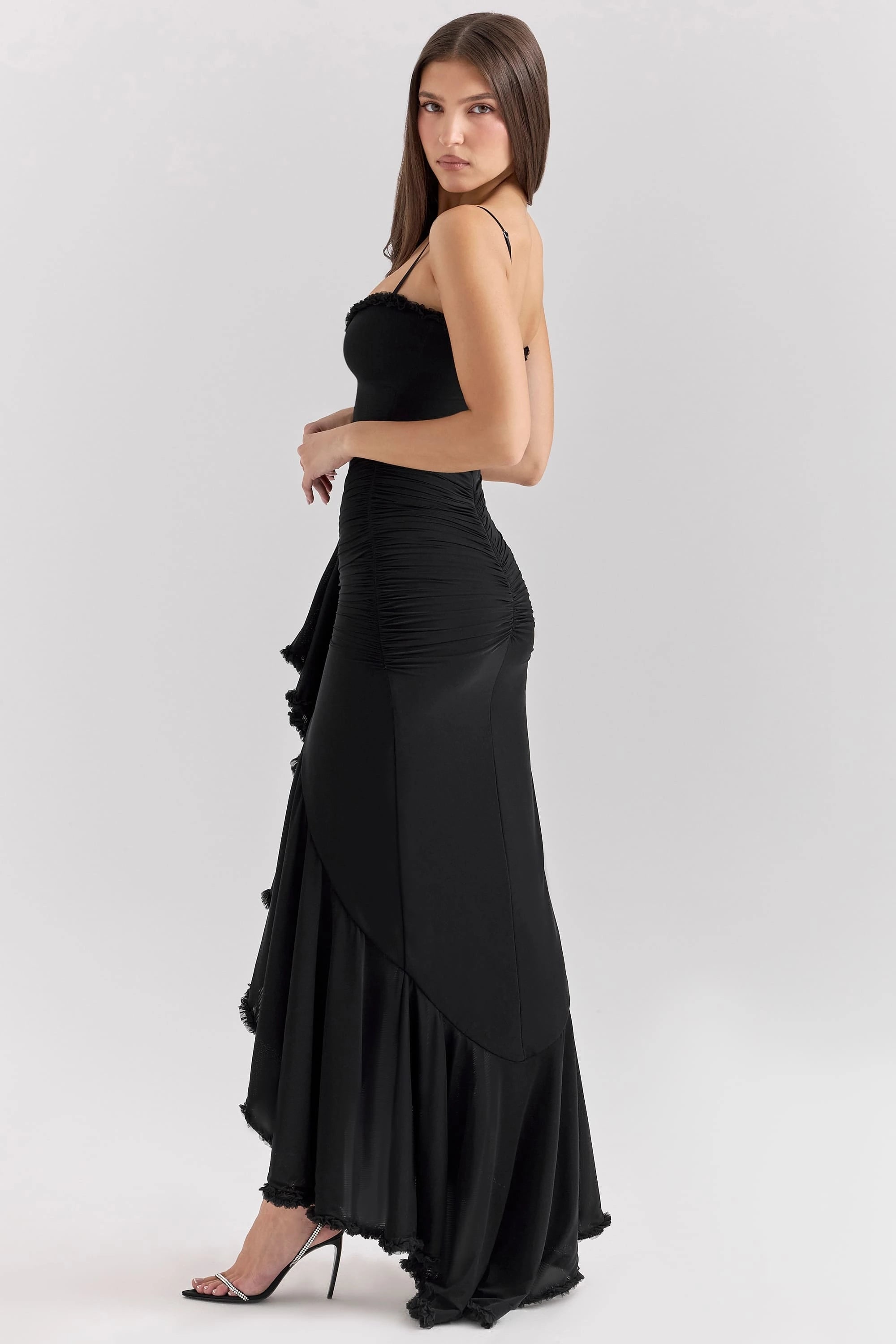 Vestido Longo preto Kylie com babado frontal, decote coração e cauda fluida da Majestique