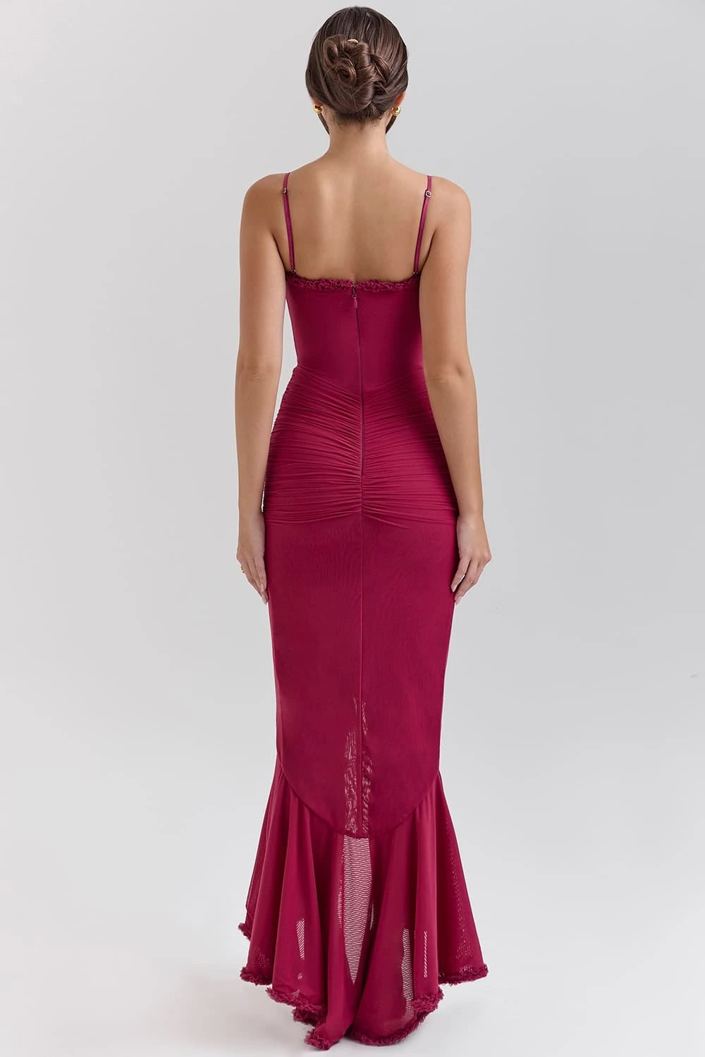Vestido Longo vinho Kylie com babado frontal, decote coração e cauda fluida da Majestique