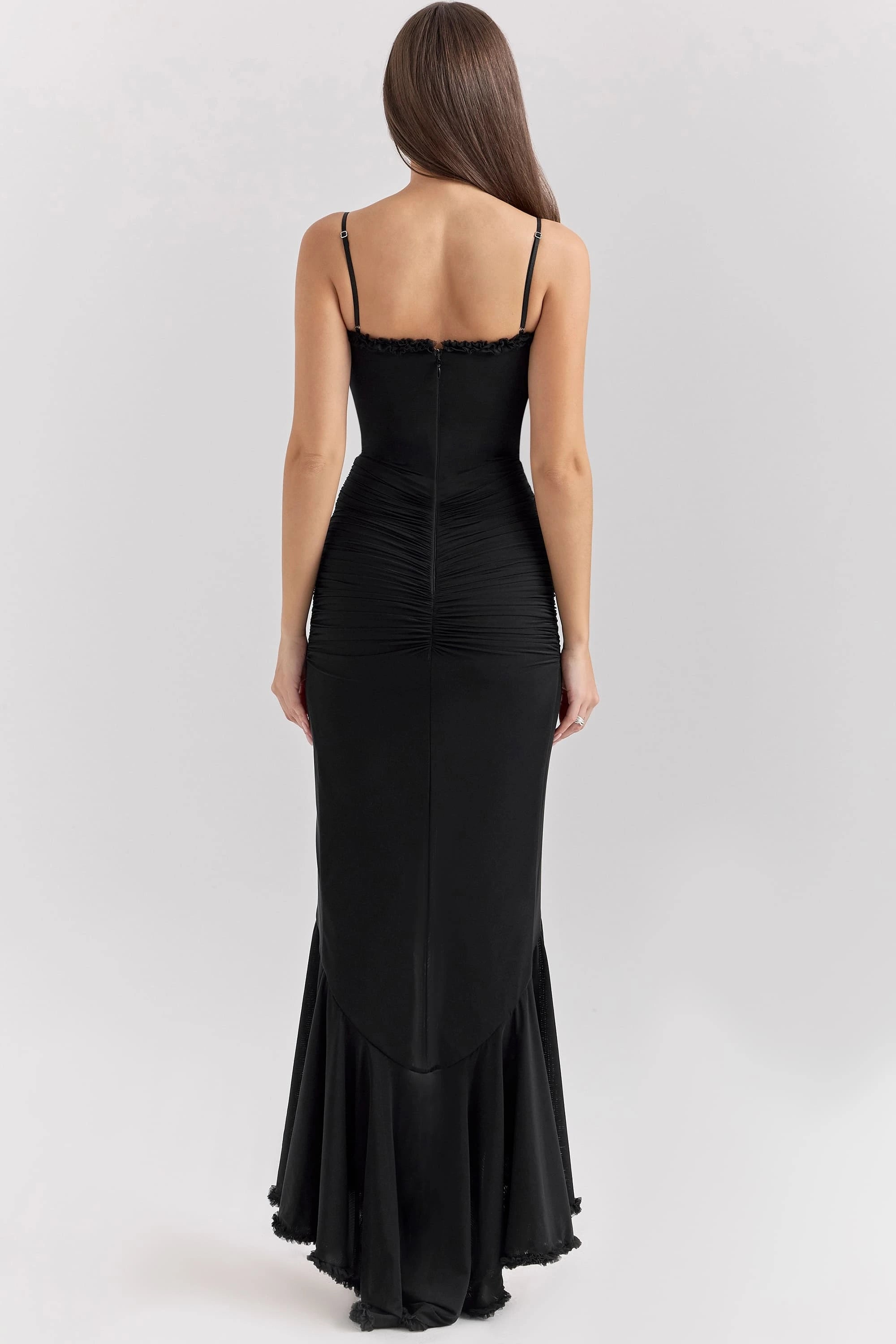 Vestido Longo preto Kylie com babado frontal, decote coração e cauda fluida da Majestique