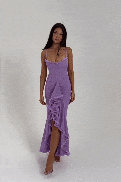 Vestido Longo roxo Kylie com babado frontal, decote coração e cauda fluida da Majestique gif