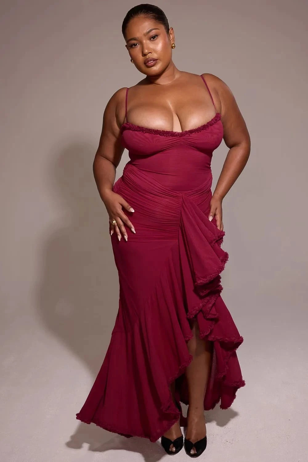 Vestido Longo vinho Kylie plus size com babado frontal, decote coração e cauda fluida da Majestique