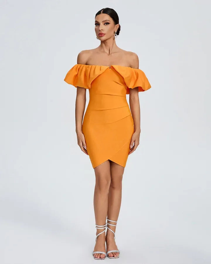 Vestido curto estruturado laranja com babado ombro a ombro e saia cruzada