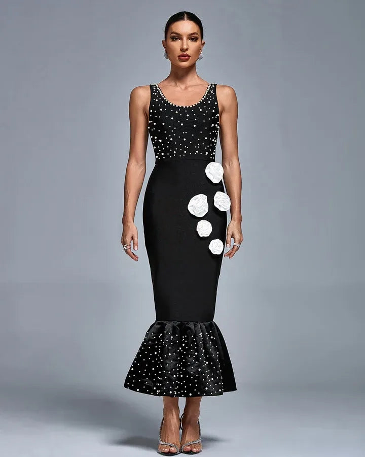 Vestido midi preto com flores brancas, bordado de pérolas e barra estruturada