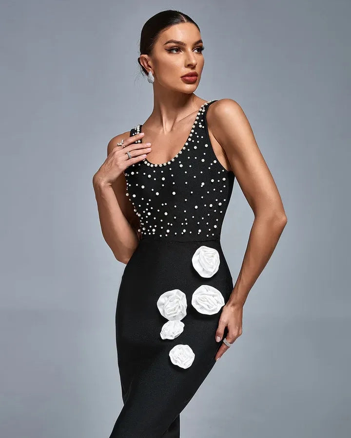 Vestido midi preto com flores brancas, bordado de pérolas e barra estruturada