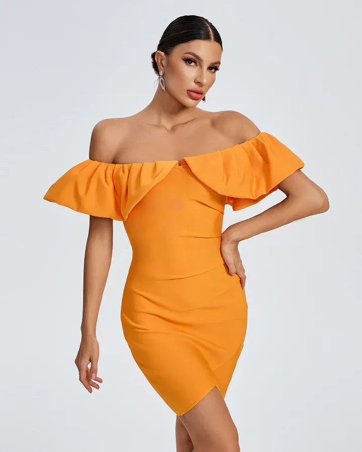 Vestido curto estruturado laranja com babado ombro a ombro e saia cruzada
