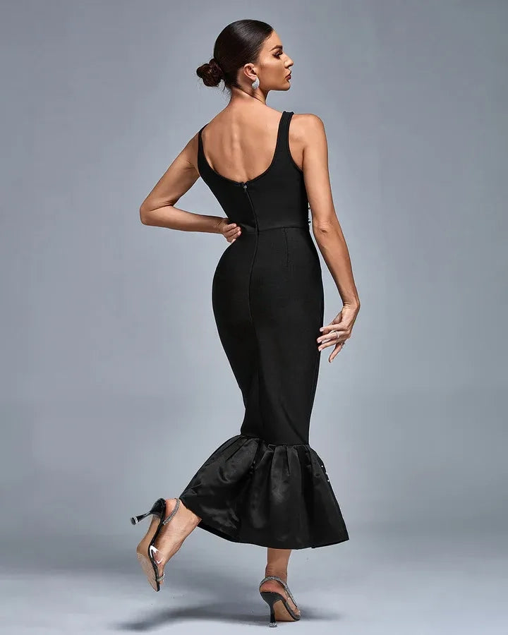 Vestido midi preto com flores brancas, bordado de pérolas e barra estruturada