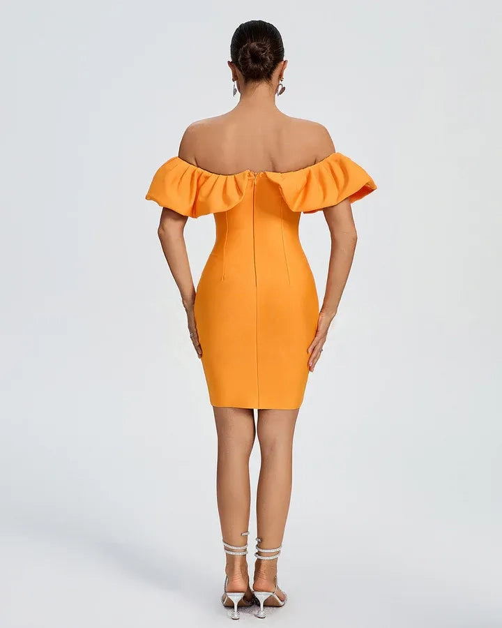 Vestido curto estruturado laranja com babado ombro a ombro e saia cruzada