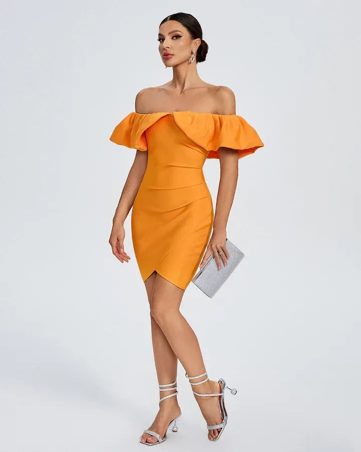 Vestido curto estruturado laranja com babado ombro a ombro e saia cruzada