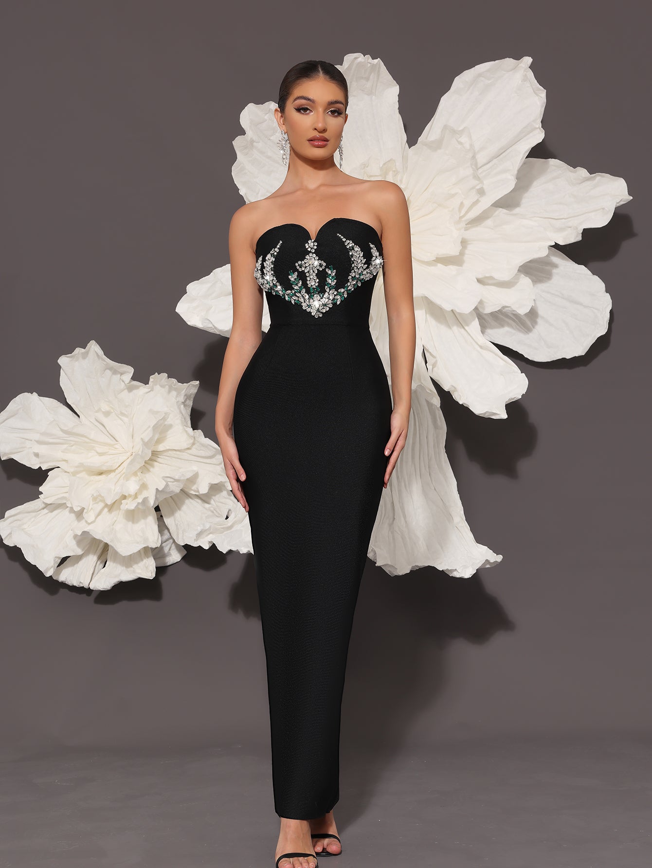Vestido longo preto com busto bordado e corte reto estruturado